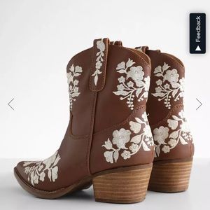 Buckle leather western boots